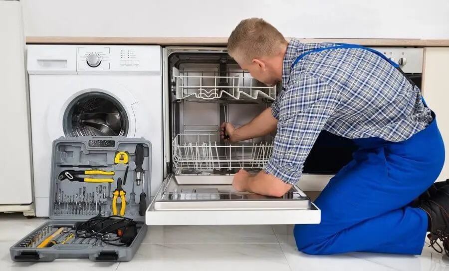 Gümüşova Liebherr servisi teknisyen ekibi beyaz eşya tamiri yaparken